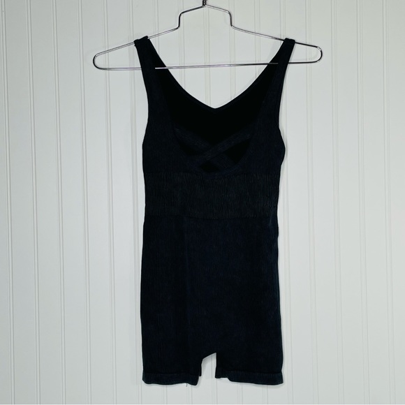 Dynamic Cross Back Ribbed Romper - Picture 6 of 8